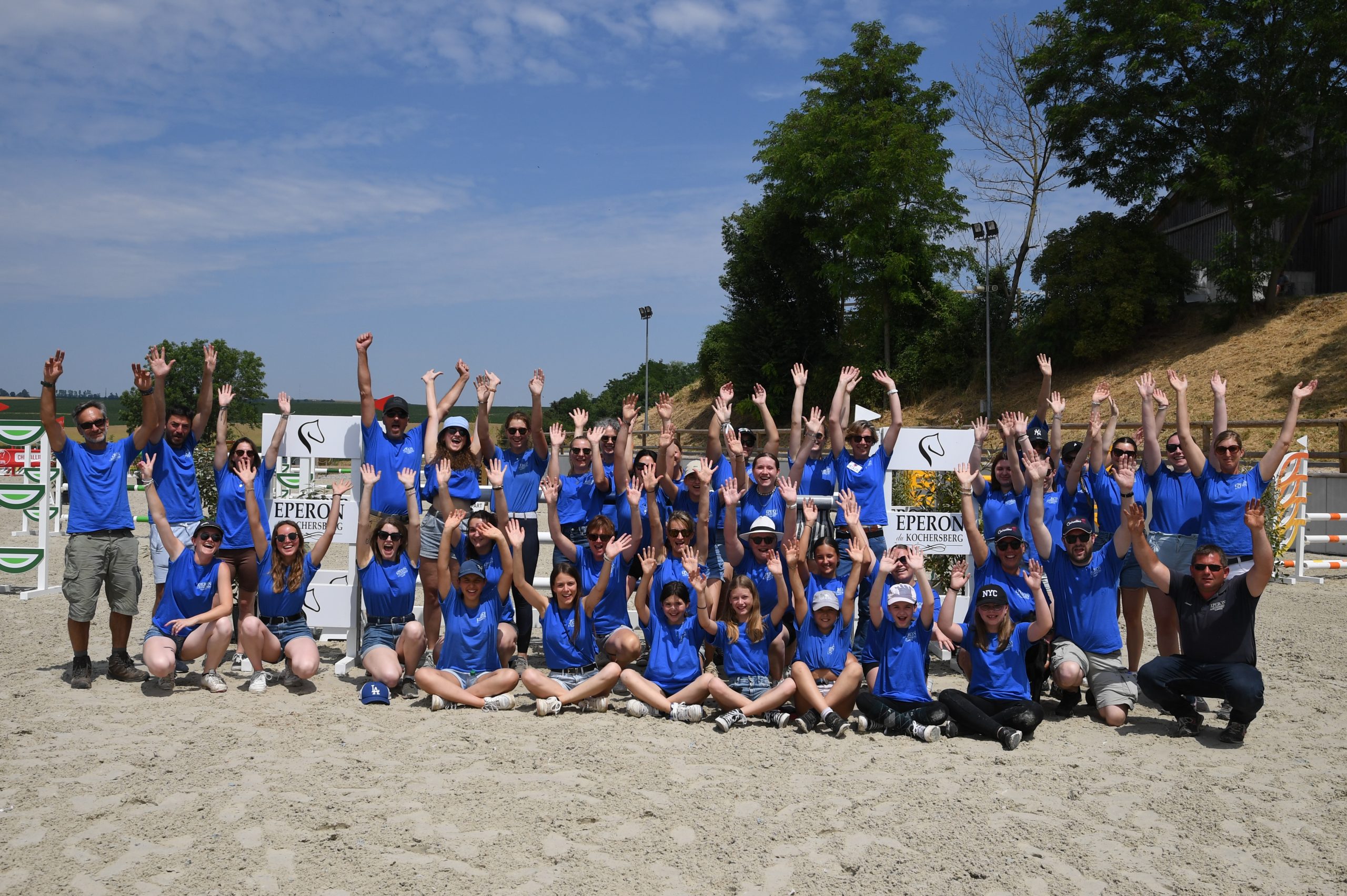 photo de tous les bénévoles qui ont aidé pour le grand concours de juin 2023 à l'éperon du kochersberg. Ils sont tous habillés avec un t-shirt bleu.