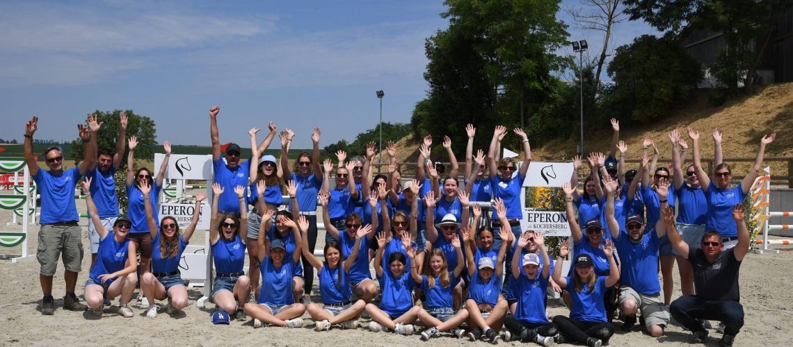 photo de tous les bénévoles qui ont aidé pour le grand concours de juin 2023 à l'éperon du kochersberg. Ils sont tous habillés avec un t-shirt bleu.